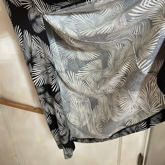 Chic Black and White Leaf Print Split, Wide Leg Pants and Top - Picture 7 of 7